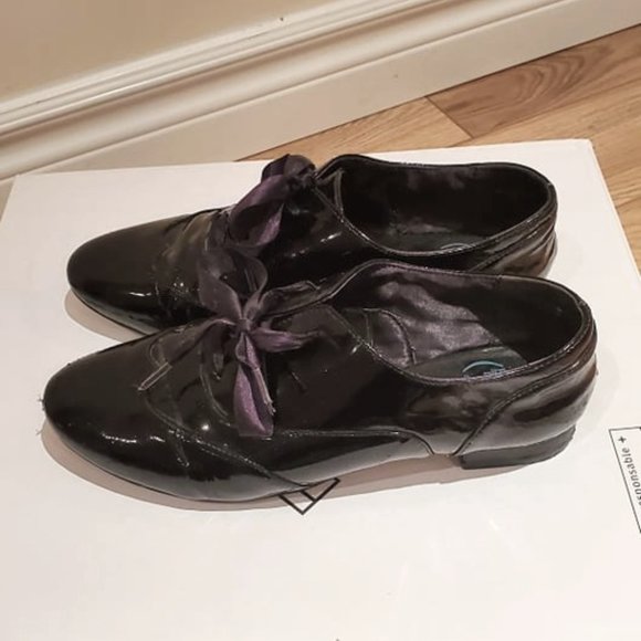 Patent leather Oxfords w/ black ribbon laces - Picture 1 of 4